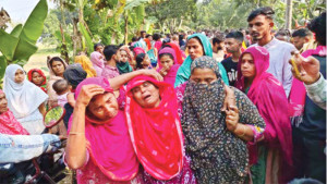 পাশাপাশি তিন কবরে শেষনিদ্রা
