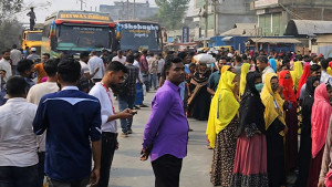শ্রমিককে ‘তুলে নেওয়ার’ অভিযোগে ঢাকা-ময়মনসিংহ মহাসড়ক অবরোধ