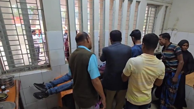 যুবকের দুই হাতের কবজি বিচ্ছিন্ন করল দুর্বৃত্তরা যুবকের দুই হাতের কবজি বিচ্ছিন্ন করল দুর্বৃত্তরা