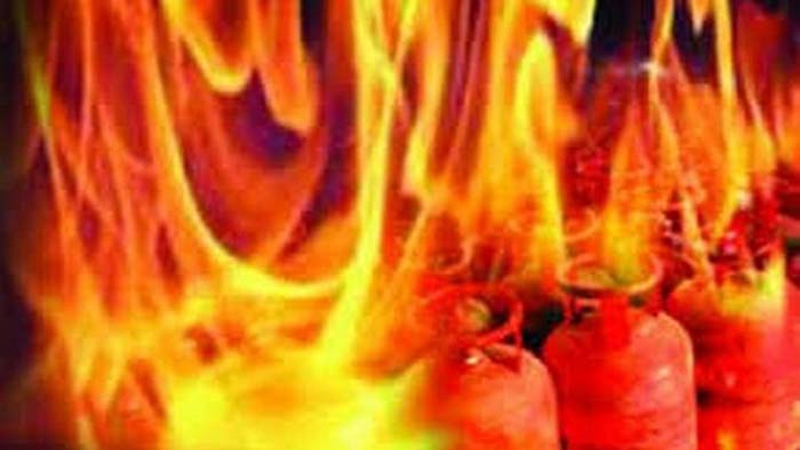 সাভারে গ্যাস সিলিন্ডার বিস্ফোরণে শিশুসহ দগ্ধ ৭ সাভারে গ্যাস সিলিন্ডার বিস্ফোরণে শিশুসহ দগ্ধ ৭