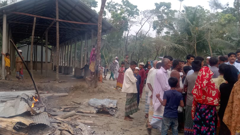 নোয়াখালীতে মাজারে ভাঙচুর-অগ্নিসংযোগ, আহত ১০ নোয়াখালীতে মাজারে ভাঙচুর-অগ্নিসংযোগ, আহত ১০