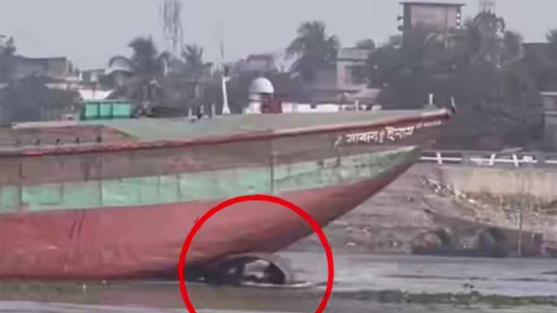 শীতলক্ষ্যায় বাল্কহেডের ধাক্কায় ডুবল যাত্রীবাহী নৌকা শীতলক্ষ্যায় বাল্কহেডের ধাক্কায় ডুবল যাত্রীবাহী নৌকা
