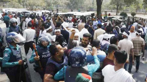 সচিবালয়ের সামনে চাকরিচ্যুত পুলিশ সদস্যদের লাঠিপেটা