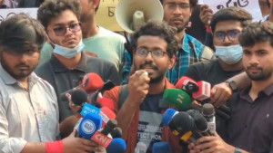 শহীদ মিনারে কুয়েট শিক্ষার্থীরা