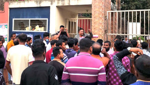 আসামি ছেড়ে দেওয়ার অভিযোগ, থানা ঘেরাও-ভাঙচুর বিএনপি নেতাকর্মীদের