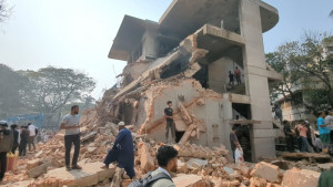 সকালেও চলছে ৩২ নম্বরের বাড়ি ভাঙা