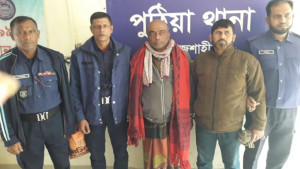 প্রধান উপদেষ্টার পদত্যাগ চেয়ে লিফলেট বিতরণ করলেন স্ত্রী, গ্রেপ্তার স্বামী