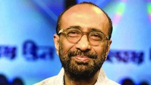 আজিমপুরে মায়ের কবরে সমাহিত নির্মাতা অঞ্জন