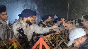 ব্যারিকেড ভেঙে প্রধান উপদেষ্টার বাসভবনের সামনে জুলাইয়ের আহতদের অবস্থান