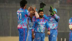 টস হেরে ব্যাটিং, শুরুতে ফিরলেন মিরাজ-রস
