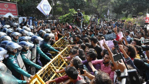 স্বরাষ্ট্র মন্ত্রণালয়ের দিকে গণপদযাত্রা, শিক্ষাভবনের সামনে বাধা