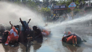 শাহবাগে প্রাথমিকের সুপারিশপ্রাপ্ত শিক্ষকদের ওপর জলকামান, লাঠিচার্জ