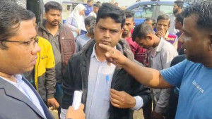 এসিল্যান্ডকে চাঁদা না দেওয়ায় চালককে আটকের অভিযোগ