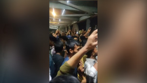 ছিনতাইকারী সন্দেহে দু'জনকে ফুটওভারব্রিজে ঝুলিয়ে রাখল স্থানীয় লোকজন