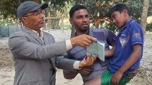 অবশেষে প্রতিবন্ধী ভাতার কার্ড পেলেন শিশু নাহিদ