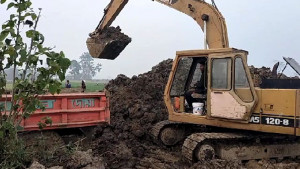 জমির উর্বর মাটি কেটে  অপরিকল্পিত বাঁধ