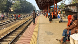 অনিরাপদ প্ল্যাটফর্মে  শঙ্কিত যাত্রী