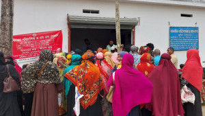 চাল কিনতে ভিড়, আটা বরাদ্দ দাবি