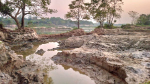 তিন স্তরে টাকা দিয়ে মাটি লুট