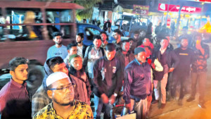 অতিরিক্ত ভাড়া আদায়ের প্রতিবাদে সড়ক অবরোধ