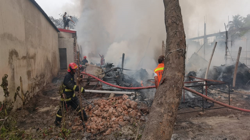 সাভারে তুলার গোডাউন ও আশুলিয়ায় বিস্কুট কারখানায় আগুন সাভারে তুলার গোডাউন ও আশুলিয়ায় বিস্কুট কারখানায় আগুন