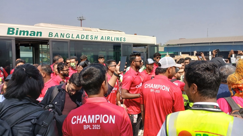 লঞ্চে নয়, বিমানে চড়ে বরিশাল নামলো বিপিএল ট্রফি লঞ্চে নয়, বিমানে চড়ে বরিশাল নামলো বিপিএল ট্রফি