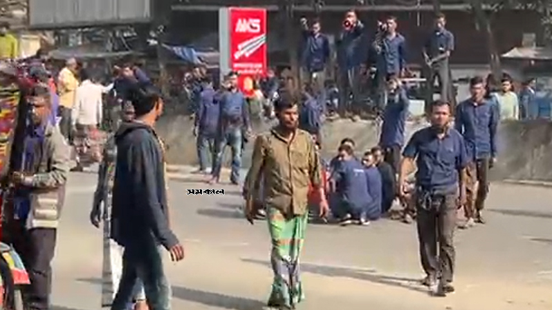 রাজধানীতে সড়ক আটকে সিএনজি চালকদের বিক্ষোভ, যান চলাচল ব্যাহত রাজধানীতে সড়ক আটকে সিএনজি চালকদের বিক্ষোভ, যান চলাচল ব্যাহত