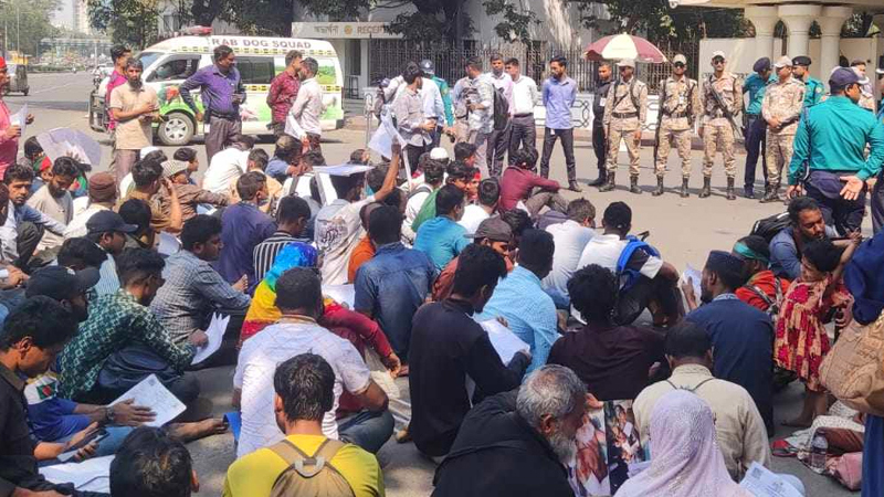 ড. ইউনূসের কার্যালয়ের সামনে জুলাই আন্দোলনে আহতদের অবস্থান ড. ইউনূসের কার্যালয়ের সামনে জুলাই আন্দোলনে আহতদের অবস্থান