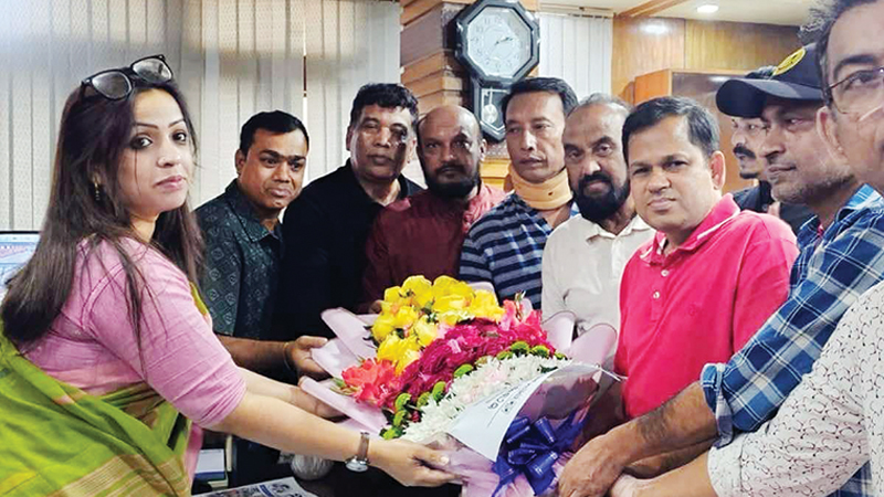 ৭২ ঘণ্টার আলটিমেটাম ও ফুলেল শুভেচ্ছায় বরণ ৭২ ঘণ্টার আলটিমেটাম ও ফুলেল শুভেচ্ছায় বরণ