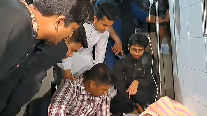 মোজাম্মেল হকের বাড়িতে ভাঙচুর ও সংঘর্ষ: আহতদের দেখতে হাসপাতালে হাসনাত ও সারজিস মোজাম্মেল হকের বাড়িতে ভাঙচুর ও সংঘর্ষ: আহতদের দেখতে হাসপাতালে হাসনাত ও সারজিস
