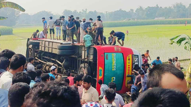উল্টে গেল ইসলামী বিশ্ববিদ্যালয়ের শিক্ষার্থীদের বহন করা বাস, আহত ২৫ উল্টে গেল ইসলামী বিশ্ববিদ্যালয়ের শিক্ষার্থীদের বহন করা বাস, আহত ২৫