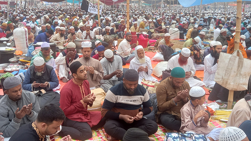 আখেরি মোনাজাতে শান্তি ও কল্যাণ কামনা আখেরি মোনাজাতে শান্তি ও কল্যাণ কামনা