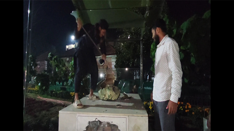যশোরে শেখ মুজিবের সব ভাস্কর্য, শেখ হাসিনার নামফলক ভাঙচুর যশোরে শেখ মুজিবের সব ভাস্কর্য, শেখ হাসিনার নামফলক ভাঙচুর