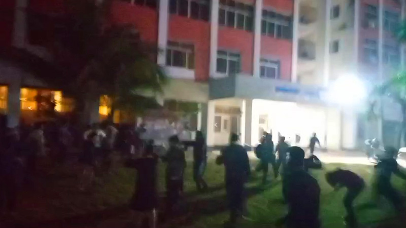 শিক্ষার্থীদের দুই গ্রুপের সংঘর্ষে যবিপ্রবি ক্যাম্পাস রণক্ষেত্র শিক্ষার্থীদের দুই গ্রুপের সংঘর্ষে যবিপ্রবি ক্যাম্পাস রণক্ষেত্র