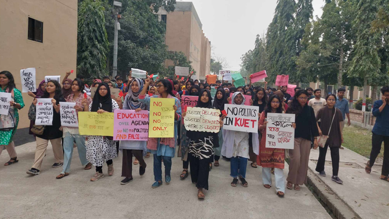 মামলায় আসামি ৪-৫ শ’, আজও শিক্ষার্থীদের বিক্ষোভ লাল কার্ড প্রদর্শন মামলায় আসামি ৪-৫ শ’, আজও শিক্ষার্থীদের বিক্ষোভ লাল কার্ড প্রদর্শন