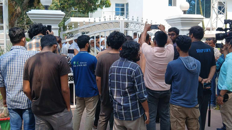 শিক্ষকদের প্রতিবাদের মুখে ভিসি বাসভবনে তালা না দিয়ে ফিরে গেল কুয়েট শিক্ষার্থীরা শিক্ষকদের প্রতিবাদের মুখে ভিসি বাসভবনে তালা না দিয়ে ফিরে গেল কুয়েট শিক্ষার্থীরা