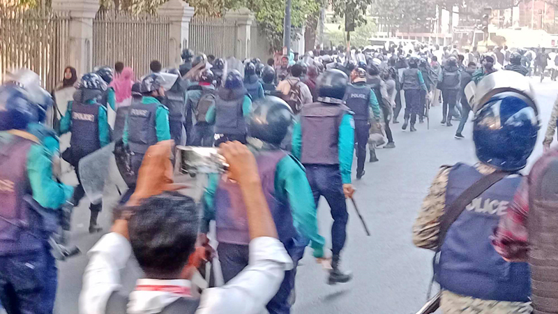 ম্যাটস শিক্ষার্থীদের পুলিশের লাঠিপেটা, সাউন্ড গ্রেনেড ম্যাটস শিক্ষার্থীদের পুলিশের লাঠিপেটা, সাউন্ড গ্রেনেড