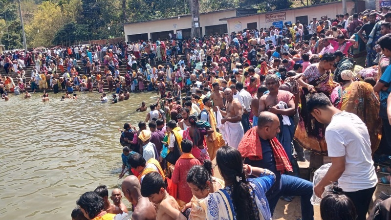 সীতাকুণ্ডে শিবচতুর্দশী মেলায় ভিড়ের চাপে ৩ পুণ্যার্থীর মৃত্যু সীতাকুণ্ডে শিবচতুর্দশী মেলায় ভিড়ের চাপে ৩ পুণ্যার্থীর মৃত্যু