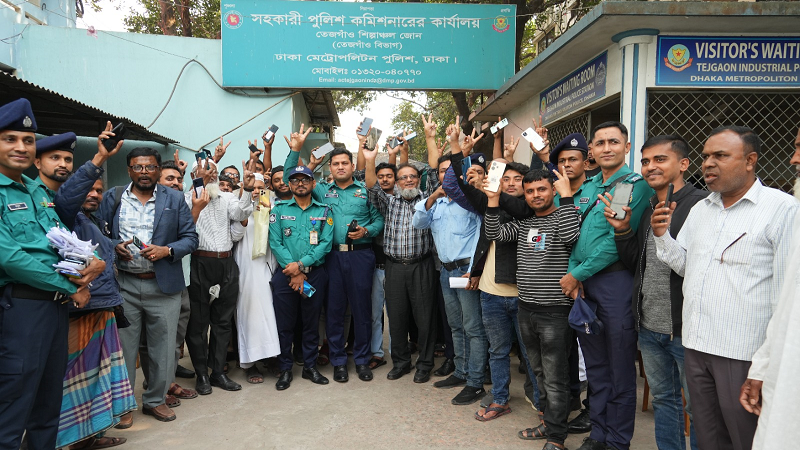 এক মাসে ১০৬টি মোবাইল উদ্ধার, মালিকদের কাছে হস্তান্তর এক মাসে ১০৬টি মোবাইল উদ্ধার, মালিকদের কাছে হস্তান্তর