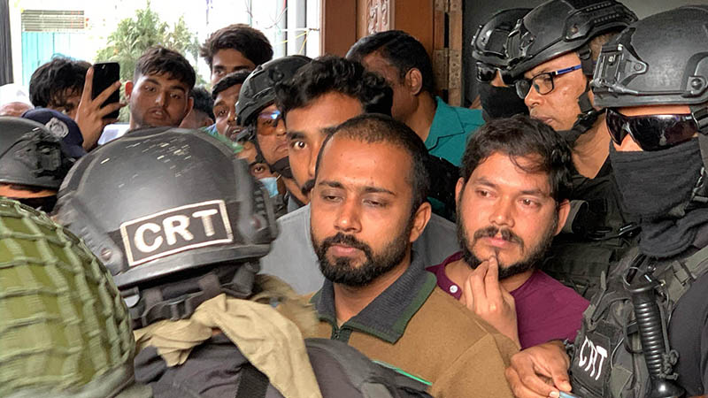 বারিন্দ মেডিকেলে গিয়ে অবরুদ্ধ ৪ সমন্বয়ক, মবের শিকার হওয়ার দাবি বারিন্দ মেডিকেলে গিয়ে অবরুদ্ধ ৪ সমন্বয়ক, মবের শিকার হওয়ার দাবি