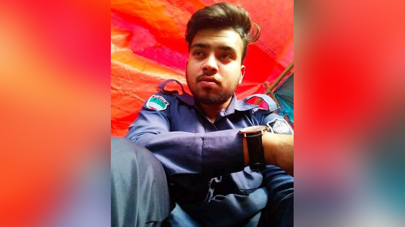 নিজ বাড়িতে ফ্যানে ঝুলছিল পুলিশ সদস্য রকিবুলের লাশ নিজ বাড়িতে ফ্যানে ঝুলছিল পুলিশ সদস্য রকিবুলের লাশ