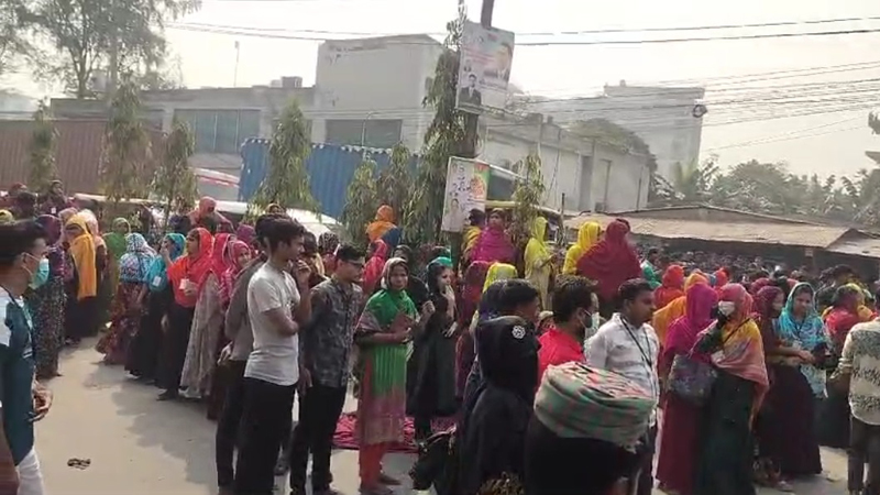 বকেয়া বেতনের দাবিতে সাভারে শ্রমিক বিক্ষোভ, সড়ক অবরোধ বকেয়া বেতনের দাবিতে সাভারে শ্রমিক বিক্ষোভ, সড়ক অবরোধ