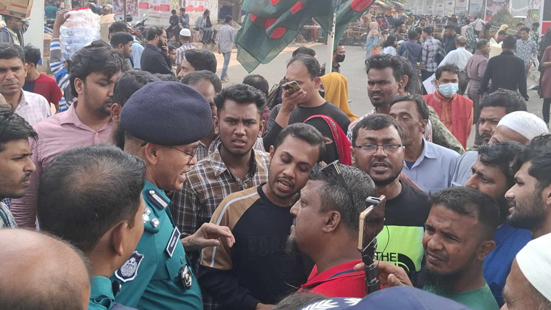 প্রধান উপদেষ্টা না আসলে শাহবাগ ছাড়বেন না শহীদ পরিবারের সদস্যরা প্রধান উপদেষ্টা না আসলে শাহবাগ ছাড়বেন না শহীদ পরিবারের সদস্যরা