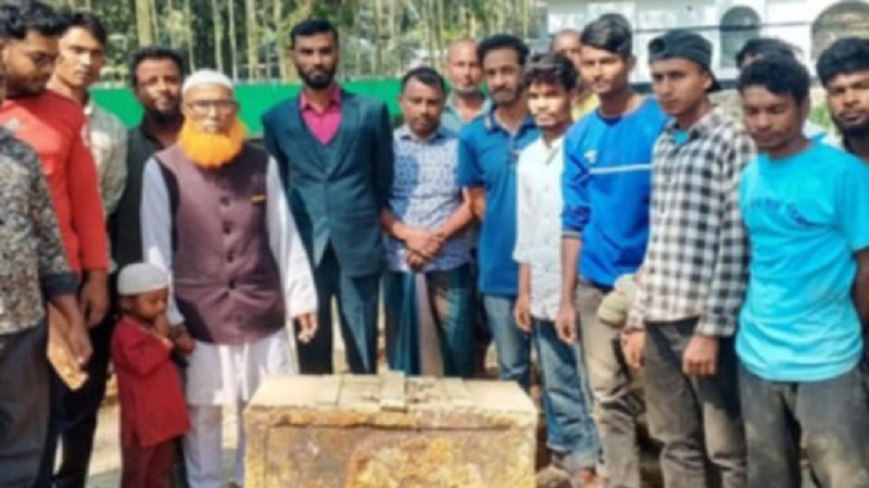 মাটি খুঁড়ে পাওয়া গেল শত বছরের সিন্দুক মাটি খুঁড়ে পাওয়া গেল শত বছরের সিন্দুক