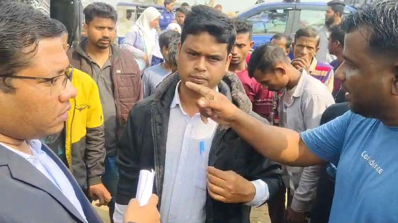 এসিল্যান্ডকে চাঁদা না দেওয়ায় চালককে আটকের অভিযোগ এসিল্যান্ডকে চাঁদা না দেওয়ায় চালককে আটকের অভিযোগ