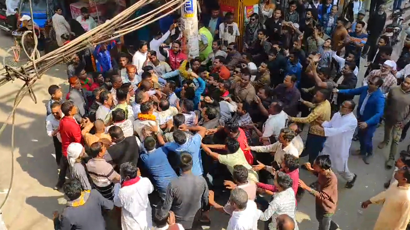 হামলা ও মারধরে আহত বিএনপির ১৭ নেতাকর্মী হামলা ও মারধরে আহত বিএনপির ১৭ নেতাকর্মী