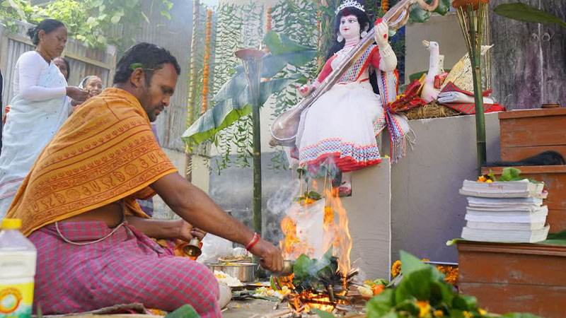 জ্ঞানেশ্বরীর আরাধনায় মেতেছেন শিক্ষার্থীরা জ্ঞানেশ্বরীর আরাধনায় মেতেছেন শিক্ষার্থীরা
