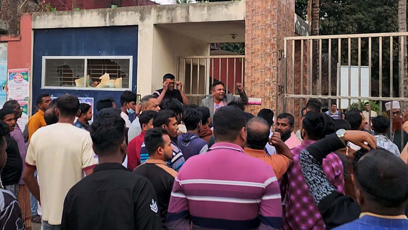 আসামি ছেড়ে দেওয়ার অভিযোগে থানা ঘেরাও, বিএনপি নেতাকর্মীদের বিক্ষোভ আসামি ছেড়ে দেওয়ার অভিযোগে থানা ঘেরাও, বিএনপি নেতাকর্মীদের বিক্ষোভ