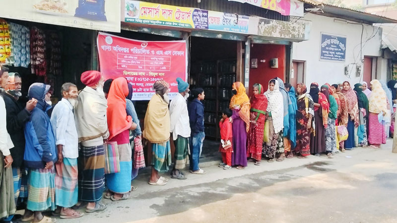 শীতেও ওএমএসের দীর্ঘ সারি, আছে শিশুরাও শীতেও ওএমএসের দীর্ঘ সারি, আছে শিশুরাও