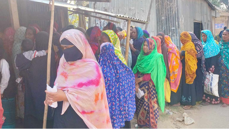 ভোরে লাইনে না দাঁড়ালে মেলে না ওএমএসের চাল ভোরে লাইনে না দাঁড়ালে মেলে না ওএমএসের চাল